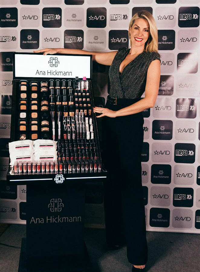 Ana Hickmann apresenta técnica sua nova linha de maquiagem 