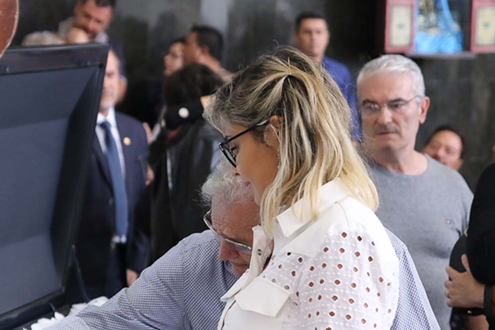Acompanhado da esposa Renata Domingues, Carlos Alberto de Nóbrega chorou a perda do grande amigo Gugu Liberato