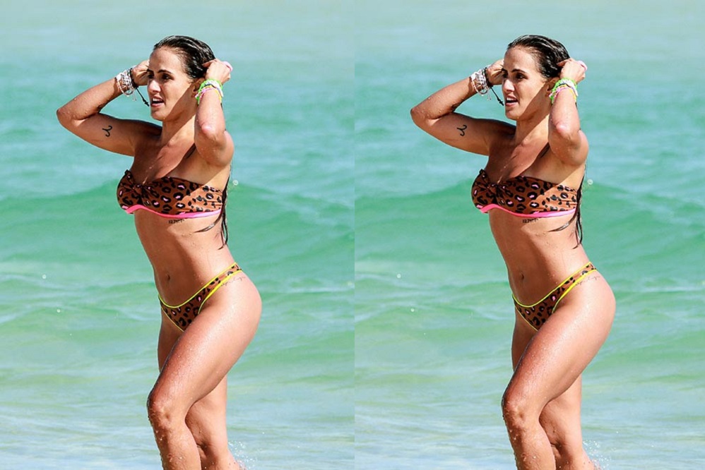 Carol Peixinho fez questão de exibir a sua ótima forma física na praia da Barra da Tijuca, Rio de Janeiro.