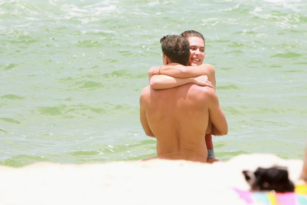 Cauã Reymond e Mariana Goldfarb trocaram muitos beijos e abraços durante dia de praia