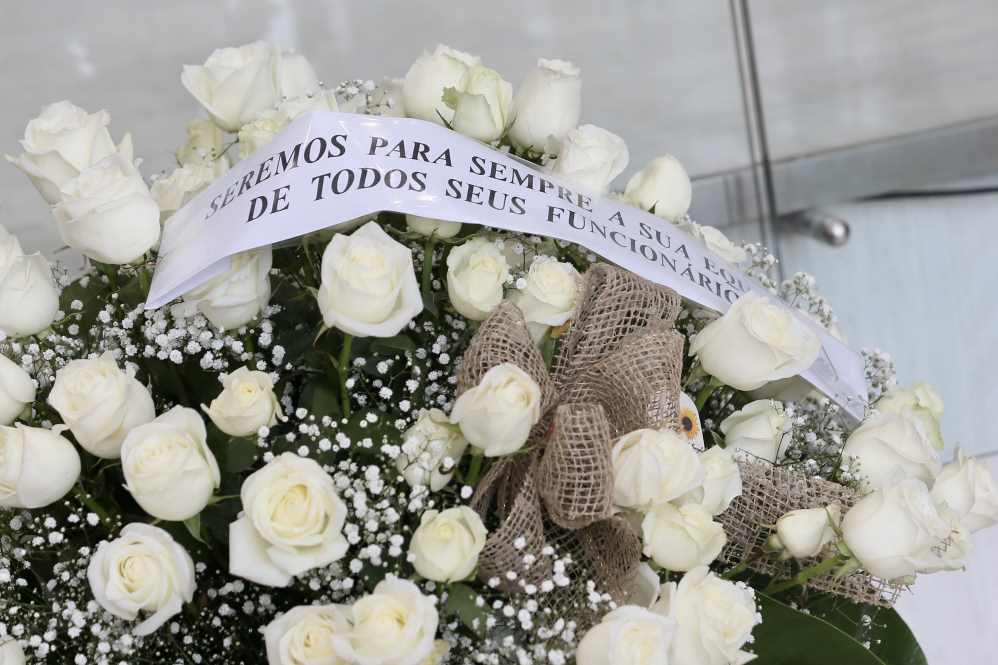 Funcionários de Gugu Liberato mandaram uma coroa de flores 