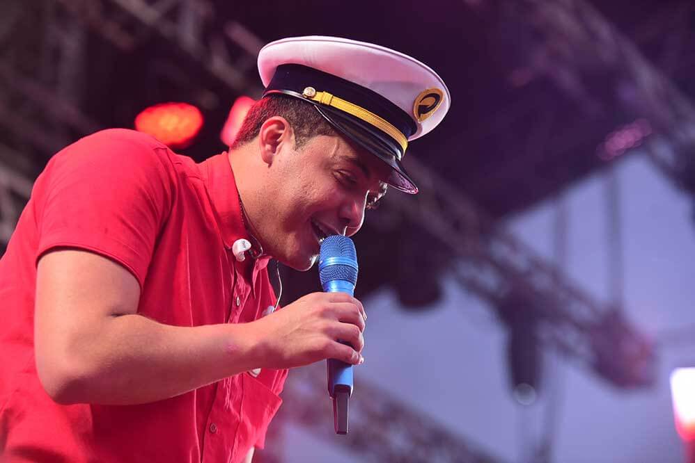 Até chapéu de capitão o artista usou, durante o tempo que esteve em cima do palco