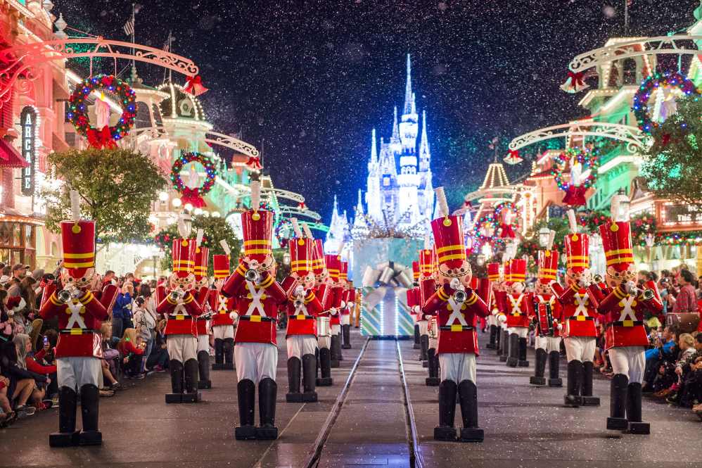 Visitantes de todo o mundo se encantam com a magia do Natal da Disney