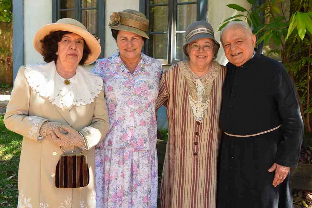 Dona Marlene ( Walderez de Barros ), Dona Maria ( Denise Weimberg ), tia Candoca ( Camilla Amado ) e Padre Venâncio ( Othon Bastos )