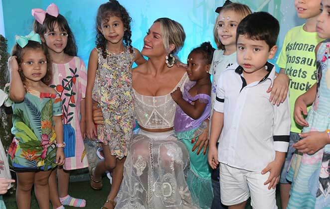 Giovanna Ewbank fez a alegria de várias crianças, durante o evento