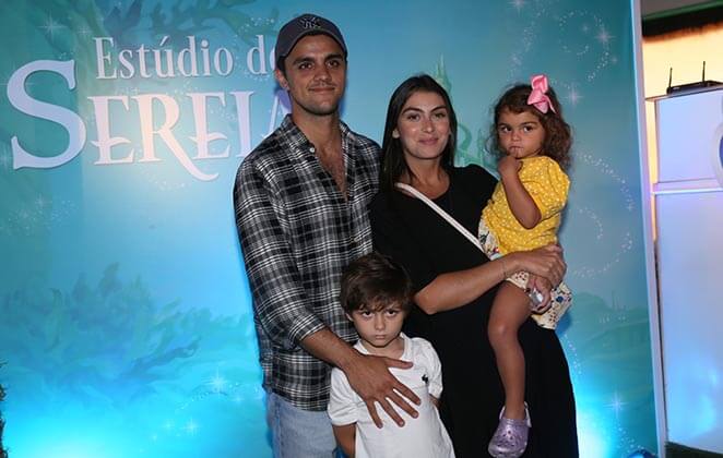 Felipe Simas e Mariana Uhlmann com os filhos, Joaquim e Maria