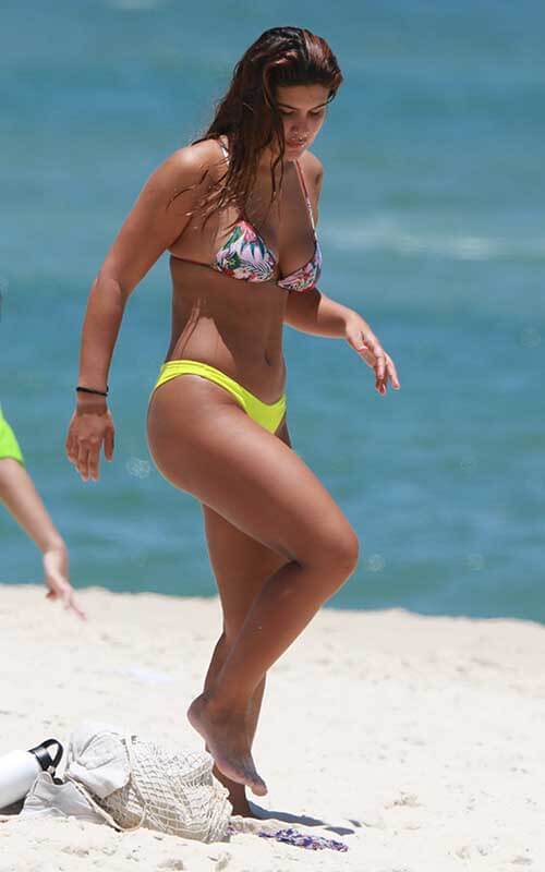 Giulia Costa reforça o bronzeado em dia de folga na praia