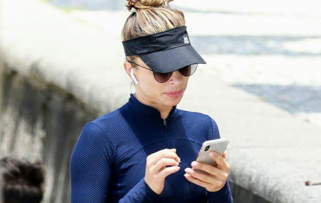 Grazi Massafera aposta em look estiloso para folga na praia