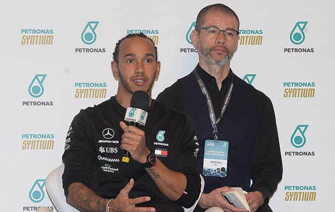 No Brasil, Lewis Hamilton mostra todo o seu carisma em coletiva