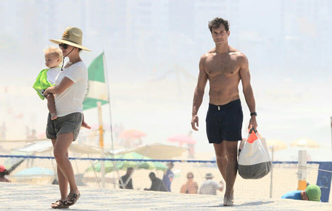 Paulo Rocha exibe barriga trincada ao curtir folga na praia