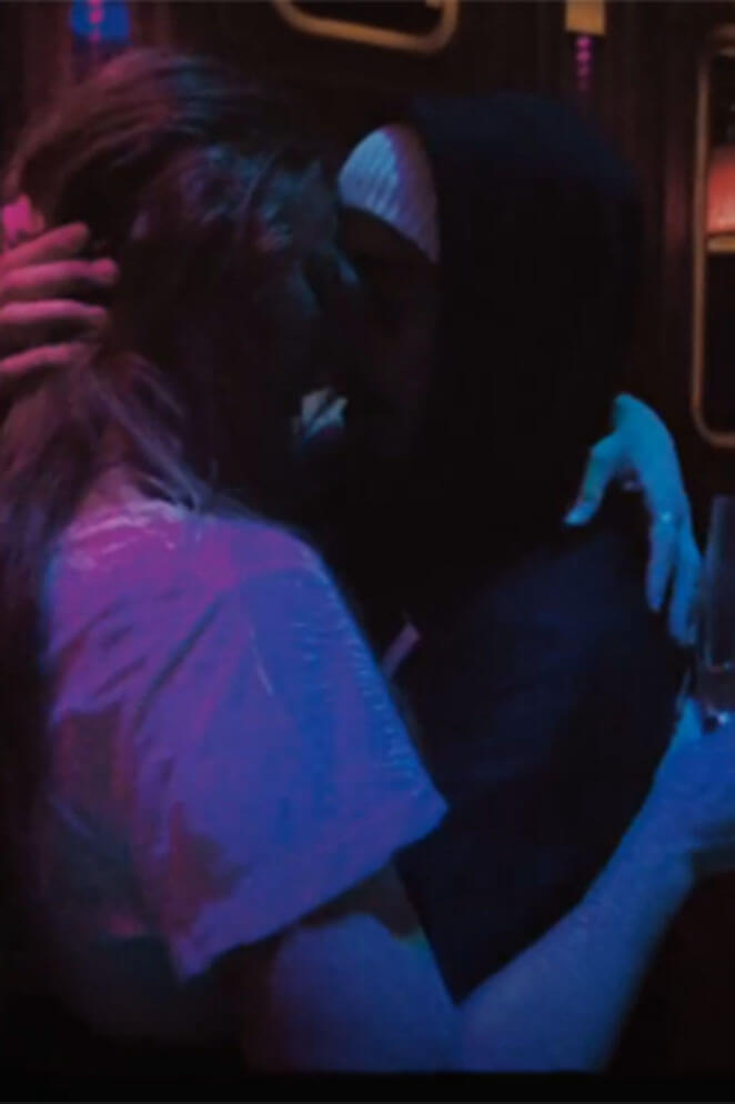Pedro Scooby e Cintia Dicker dão beijão em boate dos Estados Unidos