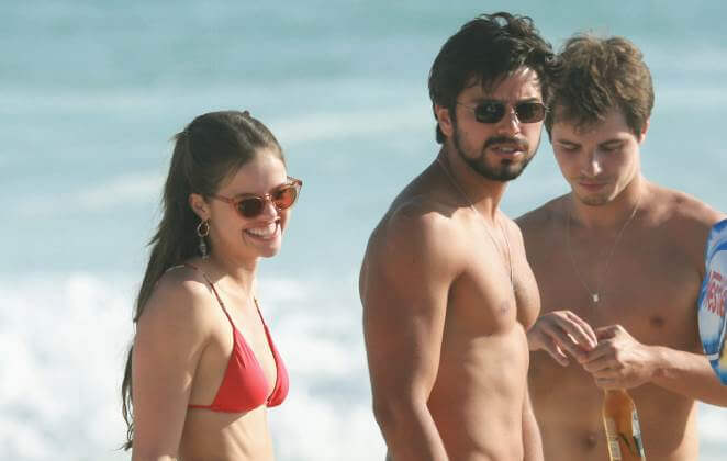 Rodrigo Simas e Agatha Moreira na praia da Barra da Tijuca