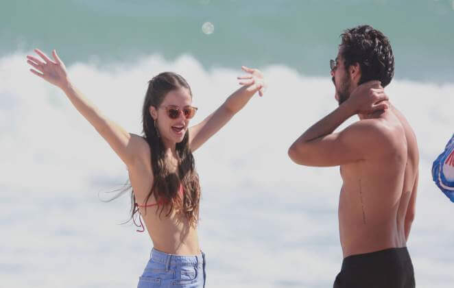 Rodrigo Simas e Agatha Moreira na praia da Barra da Tijuca