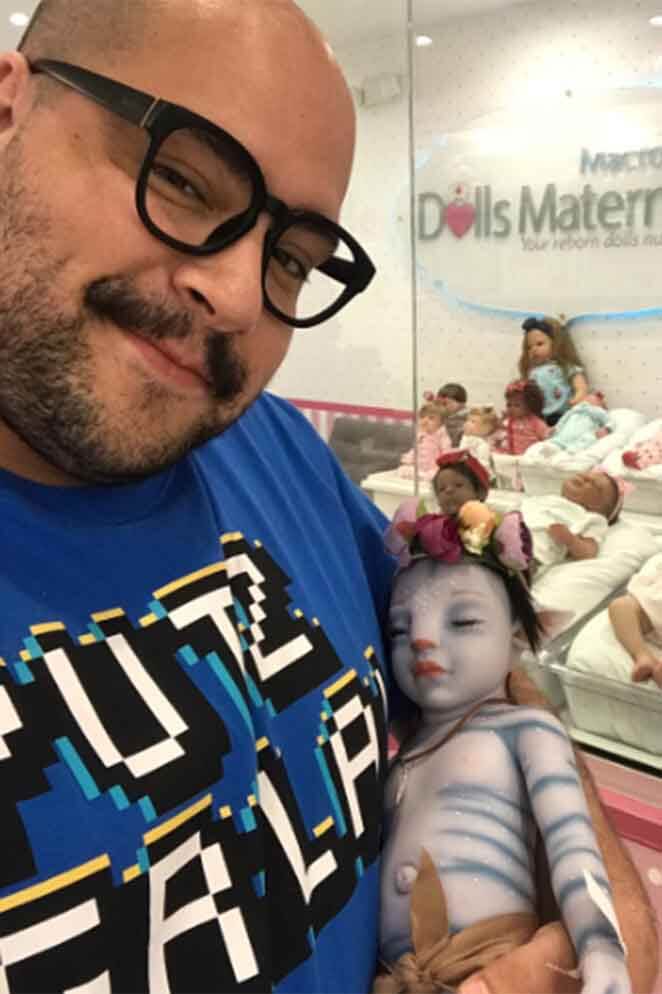 Tiago Abravanel fica admirado com bebê avatar em loja