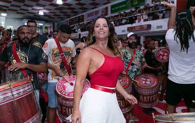 Viviane Araújo arrasa no look para sambar no Salgueiro