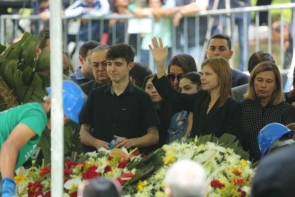 Rose Miriam e João Augusto acompanhando o sepultamento do renomado apresentador