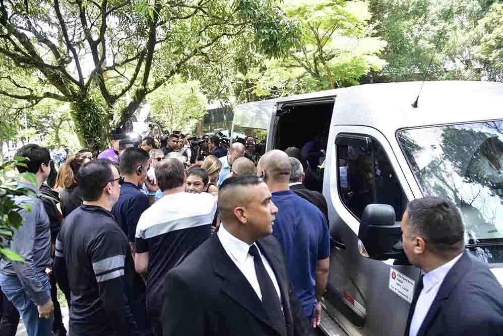 Familiares e pessoas próximas de Gugu Liberato deixam o Cemitério Gethsêmani, em São Paulo, após o sepultamento do renomado apresentador