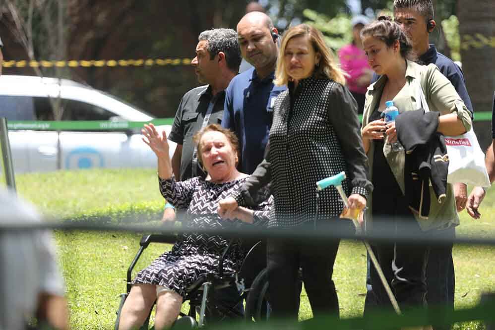 De cadeira de rodas, dona Maria do Céu, mãe de Gugu Liberato, agradeceu o carinho que recebeu, durante o sepultamento do renomado apresentador