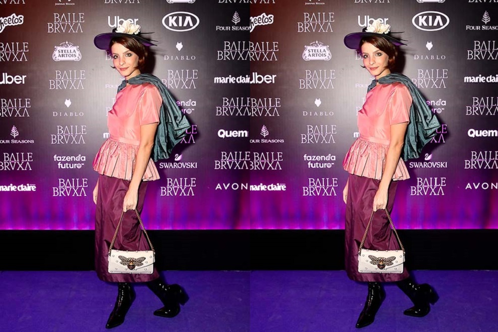 Giselle Batista optou por uma fantasia em tons de rosa para o evento promovido pelas revistas Marie Claire e Quem