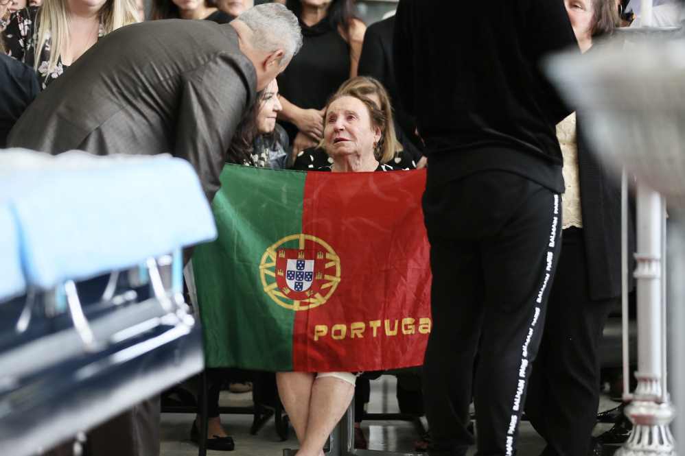 Mãe de Gugu segurava a bandeira de Portugal