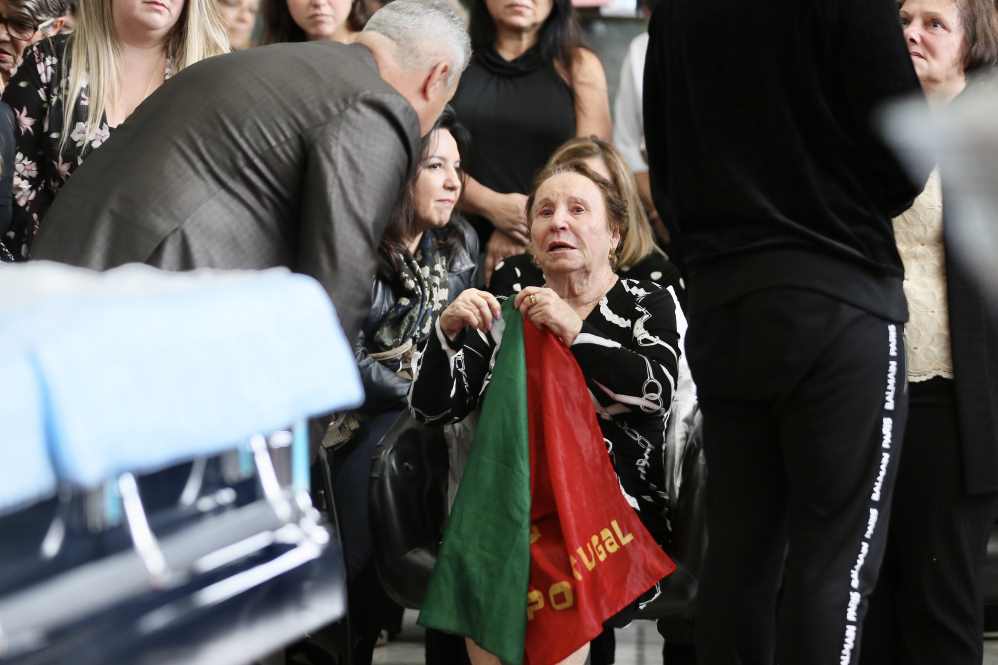Mãe de Gugu segurava a bandeira de Portugal