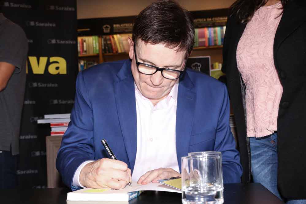 Roberto Cabrini autografa livro, em São Paulo