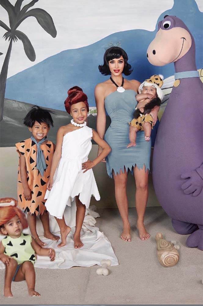 Kim Kardashian também vestiu a família toda de Flintstones