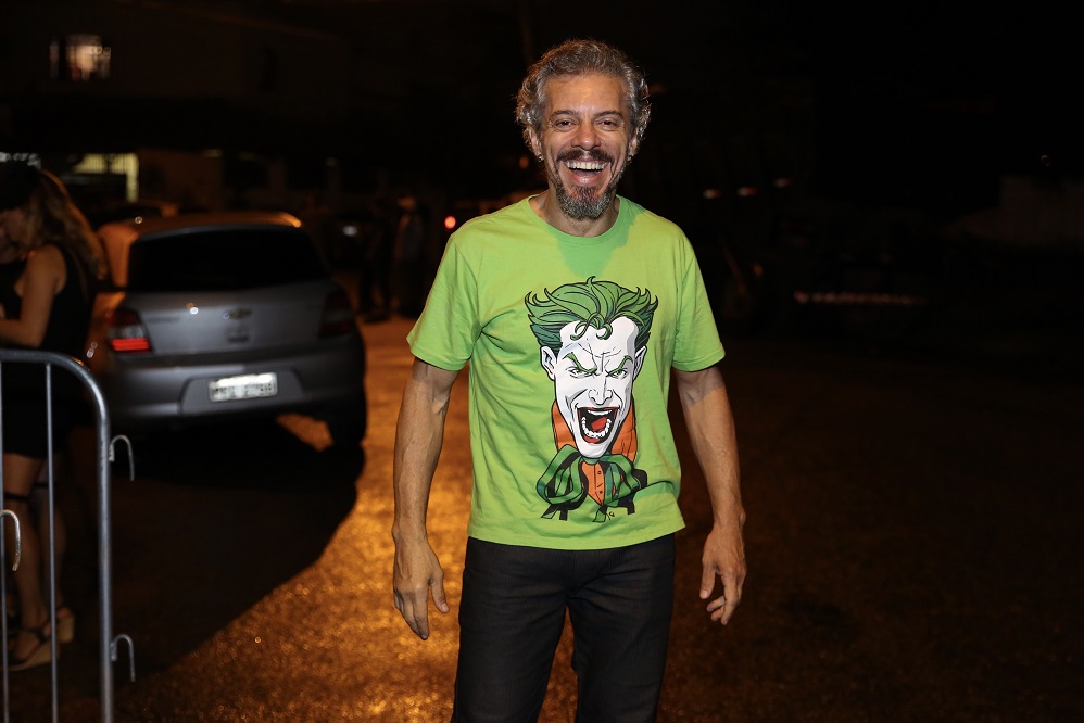 Oswaldo Mil, que interpretou o Cosme, optou por usar uma camiseta do Coringa