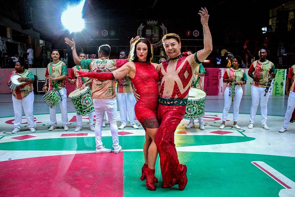 Para a gravação do clipe do samba-enredo da Grande Rio, Paolla Oliveira usou um vestido curtinho vermelho e posou ao lado de David Brazil