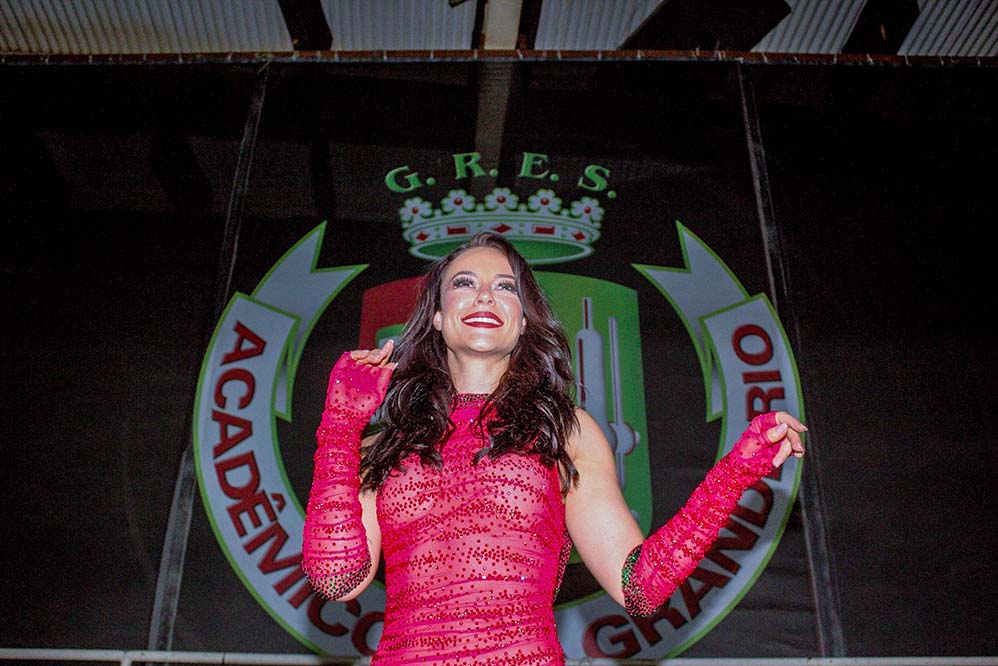 Simpática, a atriz distribuiu sorrisos durante a gravação do clipe do samba enredo da Grande Rio para 2020