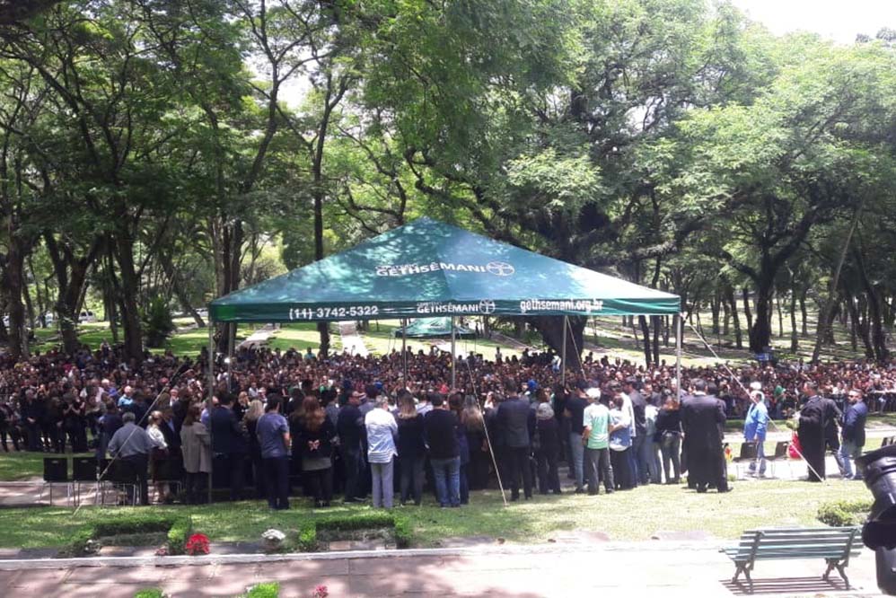 Cerca de 1500 fãs compareceram no Cemitério Gethsêmani para se despedir de Gugu Liberato