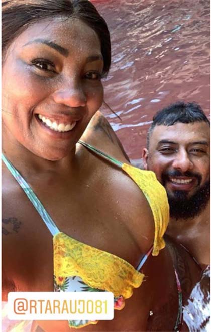 Silvana Oliveira e o namorado, Renato Araújo, curtiram um dia de piscina na mansão da família