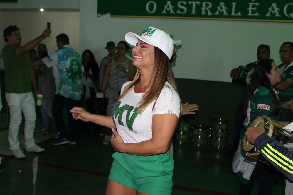 Viviane Araújo atraiu muitos olhares no ensaio da Mancha Verde