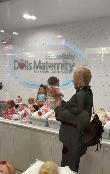 Xuxa Meneghel visitando o setor com bonecas reborn