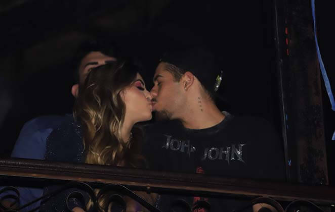 Zé Felipe beija muito a namorada durante show de Leonardo
