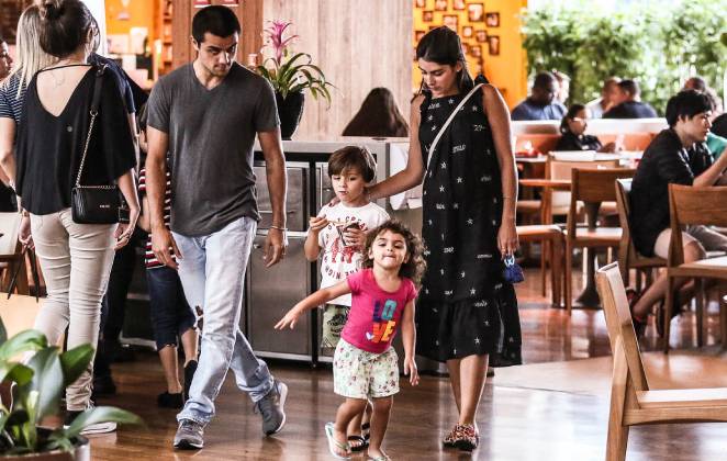 Felipe Simas passeando com a família na tarde desta terça (24)