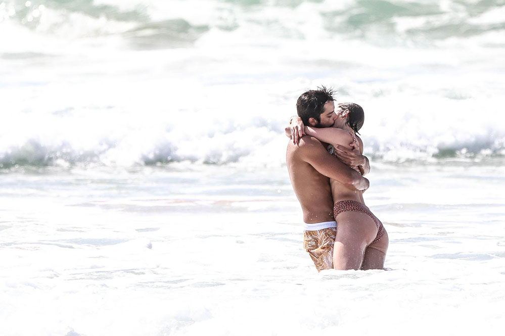 Agatha Moreira e Rodrigo Simas beijam muito no mar