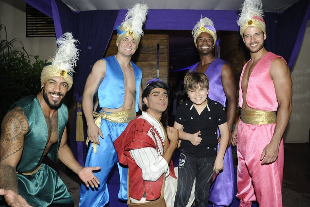 A turma Aladdin interagiu com os convidados