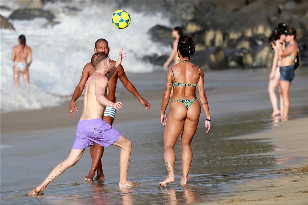 Aline Riscado aproveitou para jogar bola em uma praia de Fernando de Noronha
