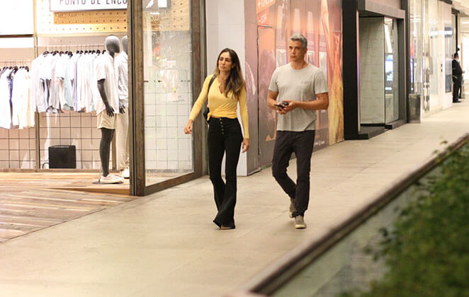 Marcio Garcia e Andrea Santa Rosa Garcia foram vistos andando pelo shopping Fashion Mall