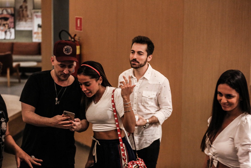 Anitta bateu um papo com Paulo Gustavo durante sessão exclusiva do filme Minha Mãe É Uma Peça 3
