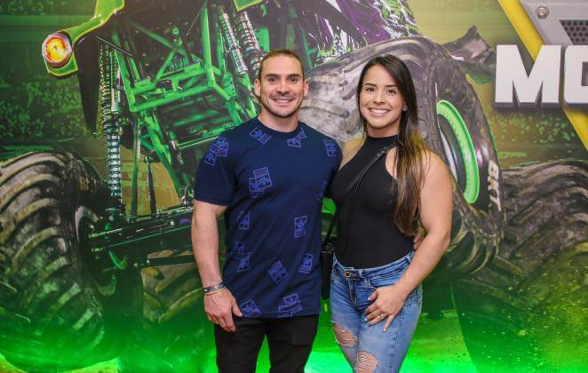 Casados, Arthur Zanetti e Jéssica Coutinho se divertiram no evento radical