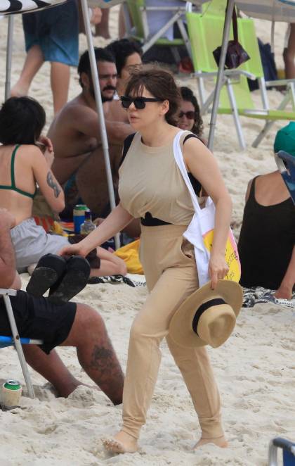 Bárbara Paz é clicada curtindo a tarde na Praia do Arpoador 