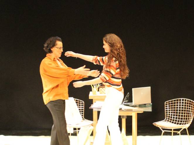 Recebendo o carinho da colega de palco, Ana Beatriz Nogueira