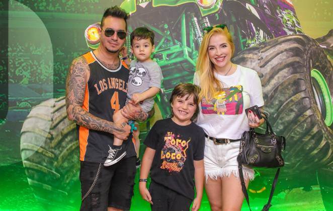 A ex-BBB Clara Aguiar se juntou ao marido para levar os filhos ao espetáculo no Allianz Parque