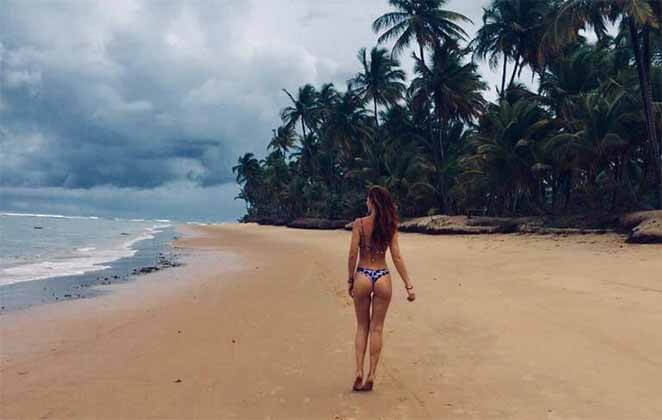 Cintia Dicker em passeio na praia, no Brasil