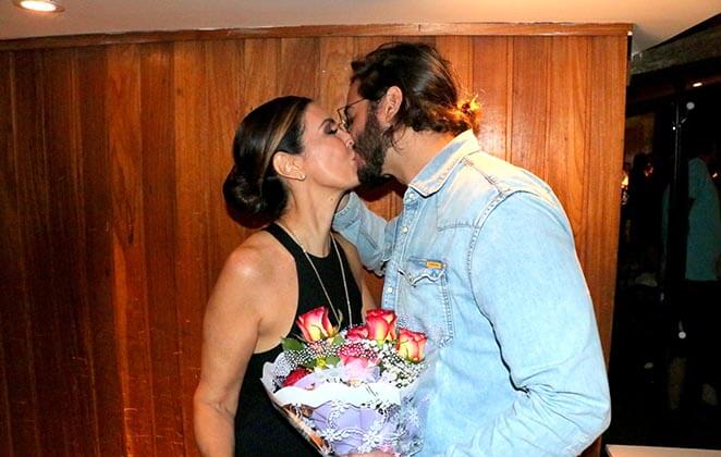 Fátima Bernardes ganha beijão de Túlio Gadelha, após apresentação