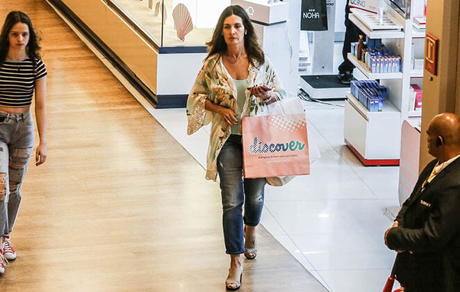 Fátima Bernardes foi clciada com muitas sacolas de compras