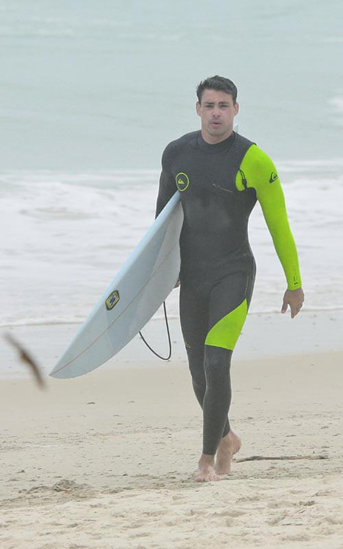 Cauã Reymond aproveita dia de folga para surfar