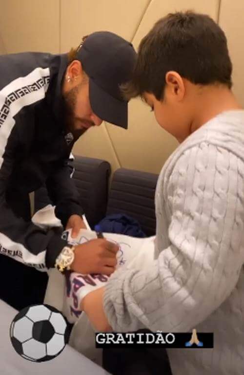 Em Paris, Yhudy ganha autógrafo de Neymar em camiseta do Paris Saint-Germain